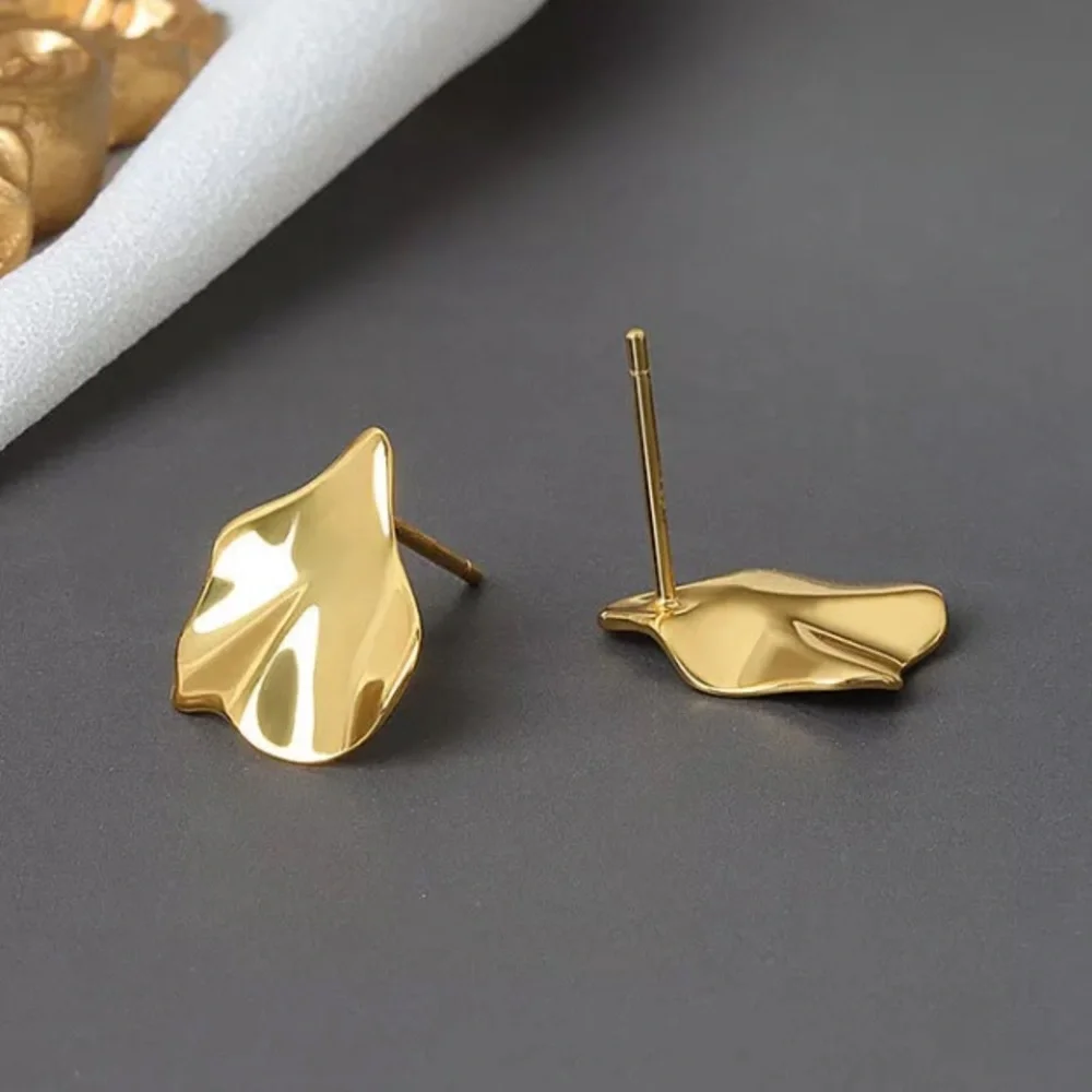 🌟 Gold Plated Stud Earrings - Picture 4 of 4